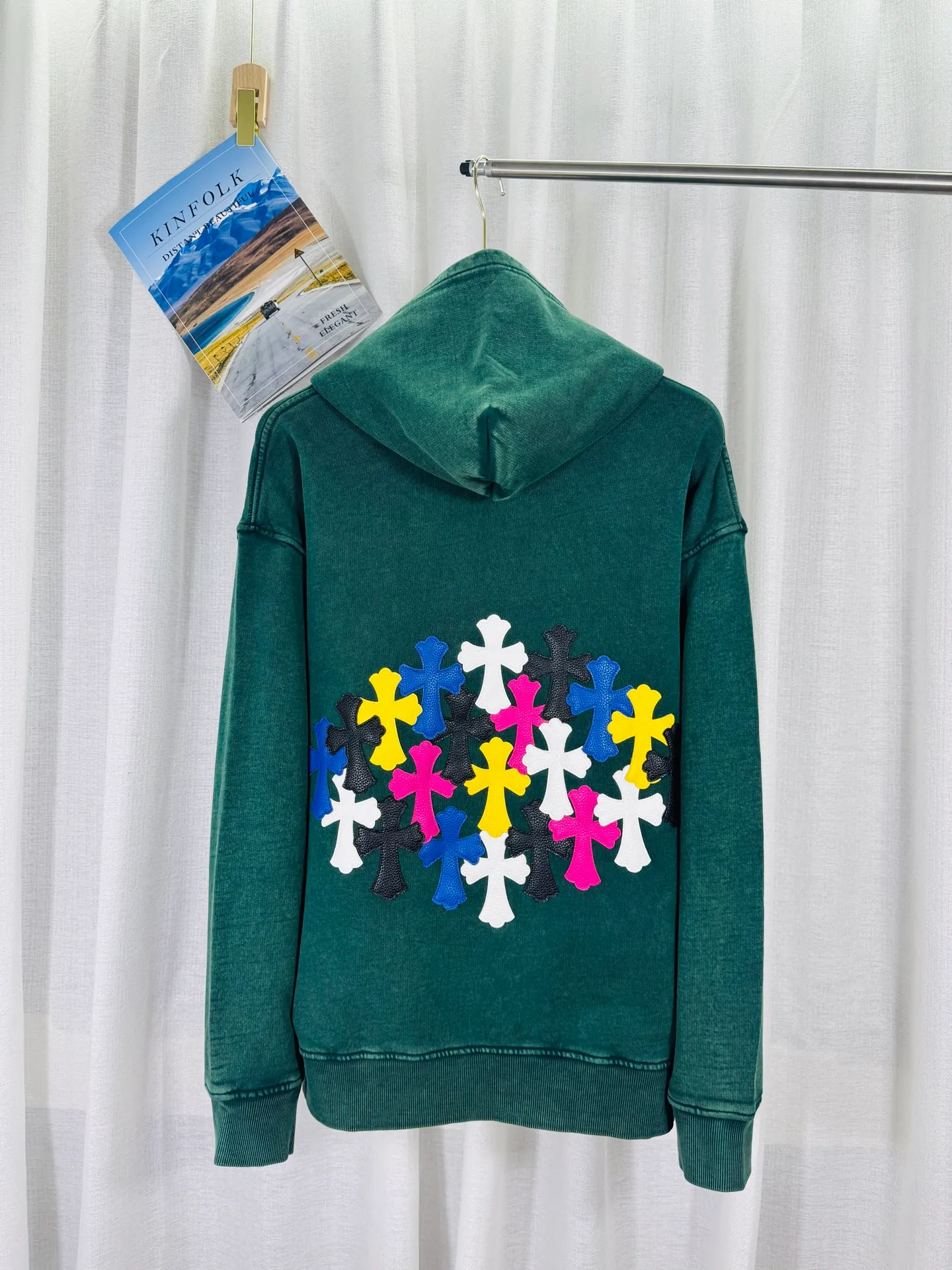 P330 top version, real shot without P, ​​different from market currency) 𝗖𝗵𝗿𝗼𝗺𝗲 𝗛𝗲𝗮𝗿𝘁𝘀/Cro Heart 2025 washed and burned flower patch embroidered autumn and winter new original single counter American veneer 3D three-dimensional couple casual hooded sweatshirt 👑The highest version! Customized fabric 480g tripe terry fabric! American acid-washed and distressed original fabric, laser burning + leather embroidery, exquisite embroidery of letters! The best-selling model in the counter, very comfortable to wear. Accessories: original molded and authenticated collar label➕100% silk wash label. Genuine purchase-grade original hangtag➕matching hanging rope➕3D hanging beads➕original packaging bag. Craftsmanship: The original version has consistent wiring! The highest version of the armhole matching technique! Color: Black Green Size: S M L XL Style No.: 9337